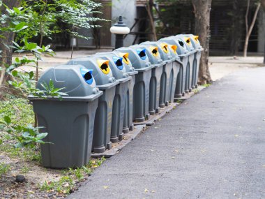 Geri dönüşüm kutularını Tayland at parkta satır. Çevre kavramı kaydetmek.