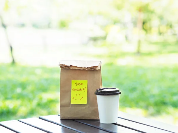 Унеси Завтрак Парк Чашка Горячего Кофе Коричневый Бумажный Пакет Запиской — стоковое фото