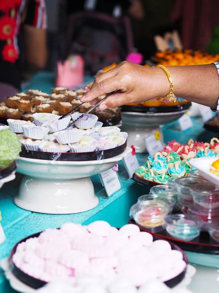 关闭亚洲资深妇女手采摘泰国传统甜点 — 图库照片