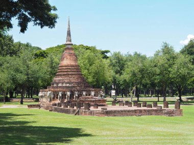 Harabe pagoda fil ile duvar Si Satchanalai tarihi Park, Sukhothai Eyaleti, Tayland etrafında Heykel Sergisi. 