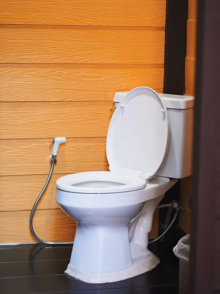 Cuvette Toilette Blanche Contre Carreaux Mur Bois Orange Sur Plancher — Photo