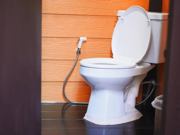 Cuvette Toilette Blanche Contre Carreaux Mur Bois Orange Sur Plancher — Photo