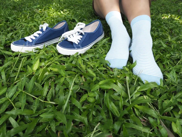 Vrouw Draag Sokken Nemen Casual Blauw Schoen Uit Zittend Groen — Stockfoto