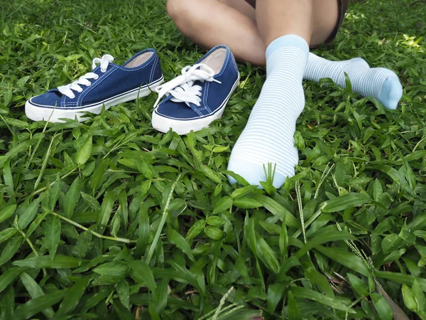 Vrouw Draag Sokken Nemen Casual Blauw Schoen Uit Zittend Groen — Stockfoto