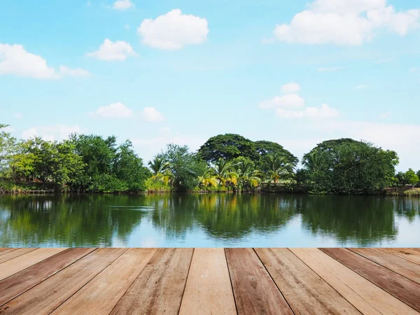 木製のテーブルの上の余分の青空の反射と釣り池のぼやけた背景色 製品を表示するモンタージュ スタイル — ストック写真