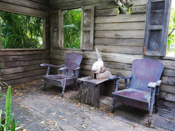 Vintage Salon Décoration Intérieure Chaises Bois Dans Une Vieille Maison — Photo