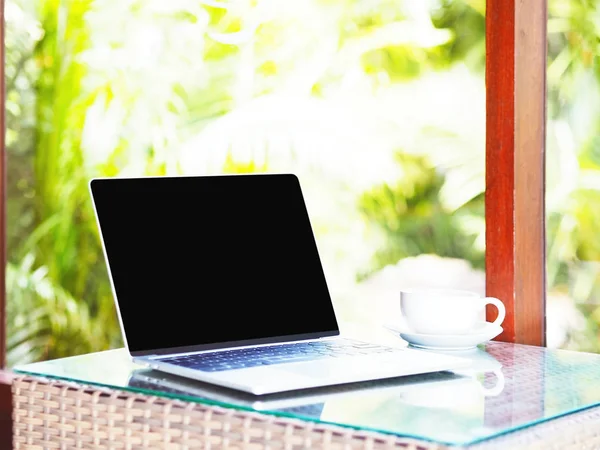 Taza Blanca Café Capuchino Computadora Portátil Pantalla Blanco Mesa Junto —  Fotos de Stock