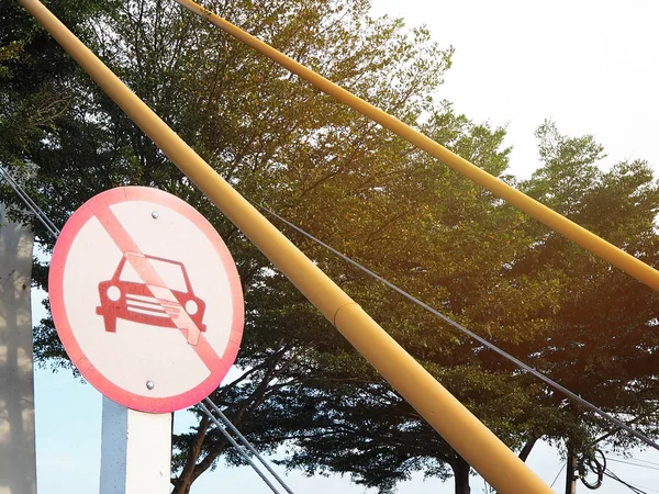 Закрыть Белый Красный Запрещающие Знаки Перед Узким Мостом — стоковое фото