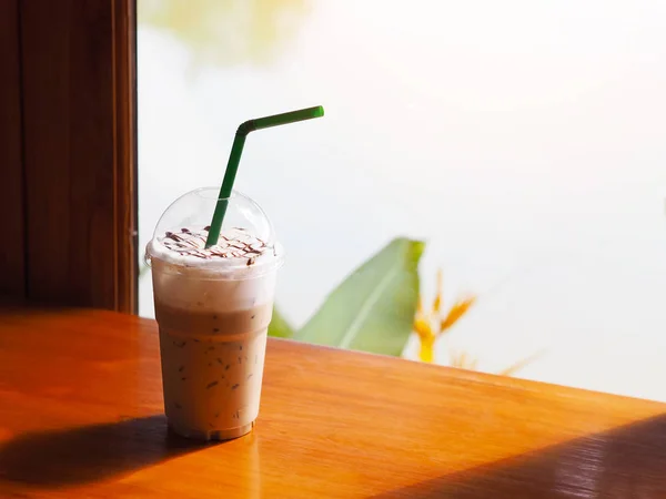 Tasse Kalten Kaffee Cappuccino Auf Holztisch Neben Glasfenster Café Tropischen — Stockfoto