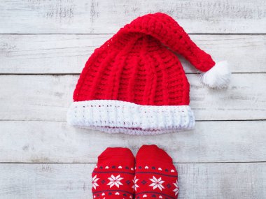 Selfie ayak kopya alanı ile antika ahşap üzerine kırmızı çorap ve Santa claus şapka giyiyor. Noel ve Yılbaşı tatil arka plan kavramı.