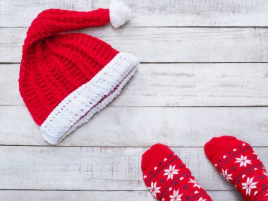 Selfie ayak kopya alanı ile antika ahşap üzerine kırmızı çorap ve Santa claus şapka giyiyor. Noel ve Yılbaşı tatil arka plan kavramı.