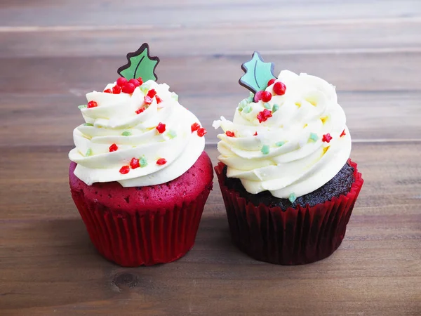 Cupcakes Terciopelo Rojo Bosque Negro Forma Árbol Navidad Sobre Fondo — Foto de Stock