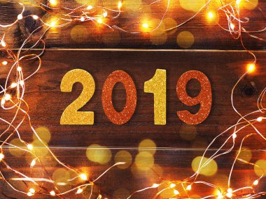 2019 yeni yıl ahşap masa ve Led aydınlatma ile kopya alanı üzerinde sayı parıltı. Noel ve yeni yıl arka plan.