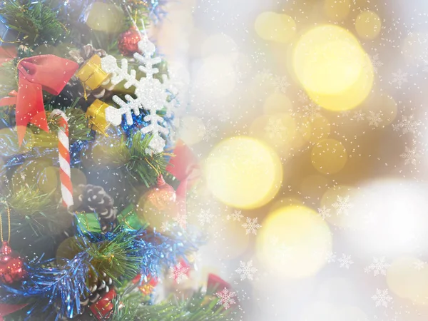 クリスマスと新年の柔らかいスタイルの背景を抽象化します ゴールドのボケ味を持つ松の木にクリスマス飾り装飾 — ストック写真