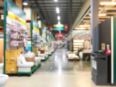 Büyük mobilya ambarının arka plan bulanık. İnşaat indirim mağazası iç.