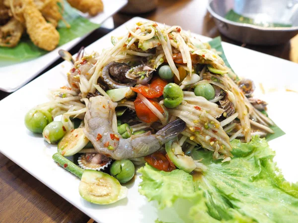 Närbild Traditionell Kryddig Thailändsk Sallad Med Råa Skaldjur Vita Maträtt — Stockfoto