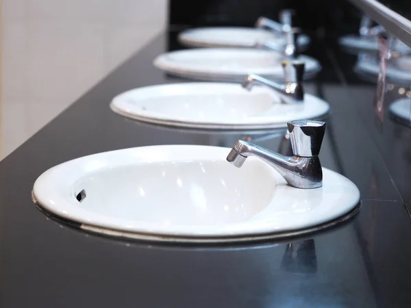 Weißes Becken Auf Öffentlicher Toilette Schließen Moderne Toiletteneinrichtung — Stockfoto