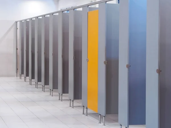 Baño Público Vacío Baño Interior Con Puertas Amarillas —  Fotos de Stock