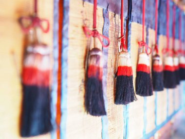 İpi yukarı Fushimi Inari taisha Tapınak, Japonya'da ünlü Tapınağı, bambu arka plan üzerinde asılı püskül ile yakın.