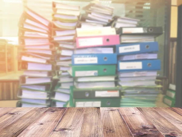 Holztischplatte Über Verschwommenem Hintergrund Von Aktenordnern Stapeln Sich Büro Geschäftskonzept — Stockfoto