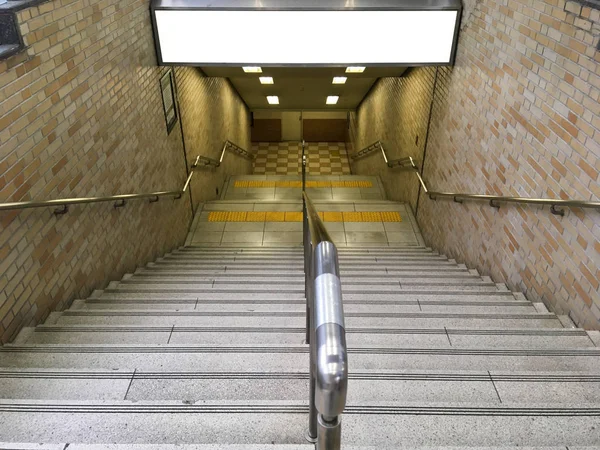 Paslanmaz Çelik Korkuluk Şehirde Metro Istasyonu Ile Boş Vintage Beton — Stok fotoğraf