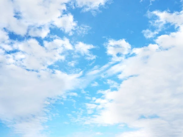 青い空と自然な背景の雲 — ストック写真