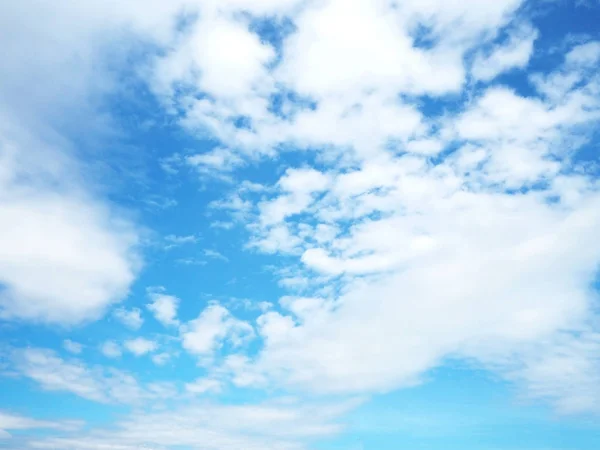 青い空と自然な背景の雲 — ストック写真