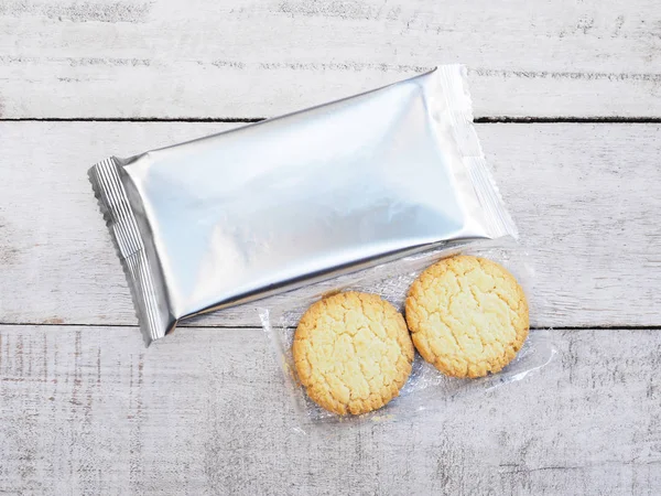 Cookies Emballage Papier Aluminium Sans Logo Sur Fond Bois Vue — Photo