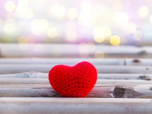 Close Van Rode Kussen Hart Vorm Bamboe Hout Met Bokeh — Stockfoto