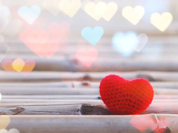 Fermer Coussin Rouge Forme Coeur Sur Bois Bambou Avec Bokeh — Photo