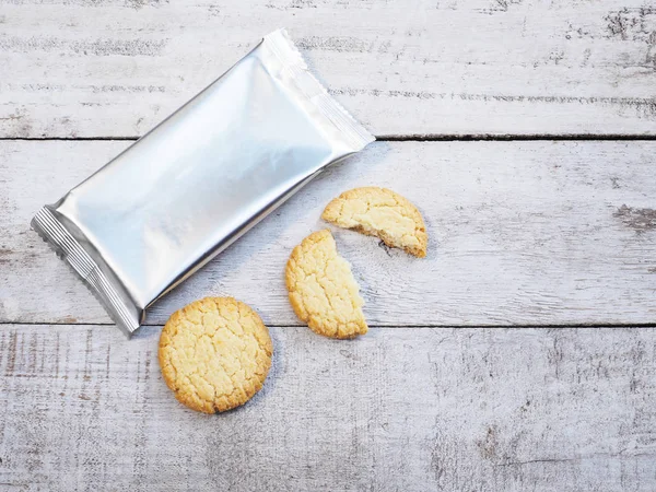 Cookies Emballage Papier Aluminium Sans Logo Sur Fond Bois Vue — Photo