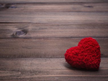 Kırmızı yastık kalp şekli Sevgililer arka plan için koyu kahverengi ahşap ve kopya alanı kapatın. Aşk kavramı.