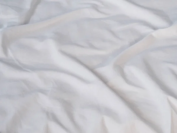 Κοντινό Επιφάνεια Τσαλακωμένο Λευκό Σεντόνι Πρωί Στο Υπνοδωμάτιο — Φωτογραφία Αρχείου