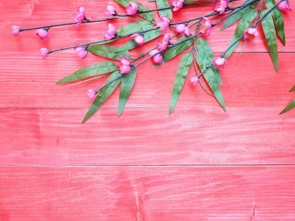 Pequeñas Flores Flor Rosa Hojas Bambú Verde Madera Roja Con —  Fotos de Stock