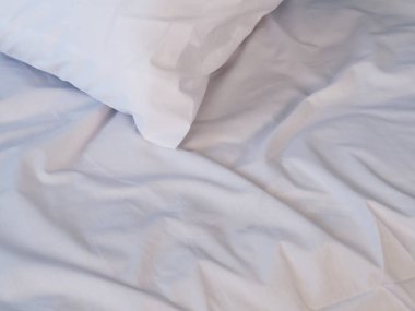 Beyaz yastık ve çarşaf yüzey sabah odasına kapatın.