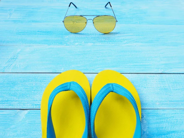 Pohled Shora Žluté Gumové Pantofle Boty Sluneční Brýle Modré Dřevěné — Stock fotografie