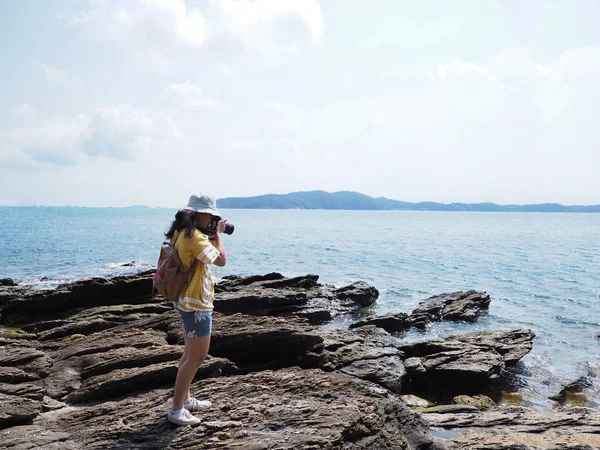 Chica joven viajero tomando fotografías de la playa de verano . — Foto de Stock