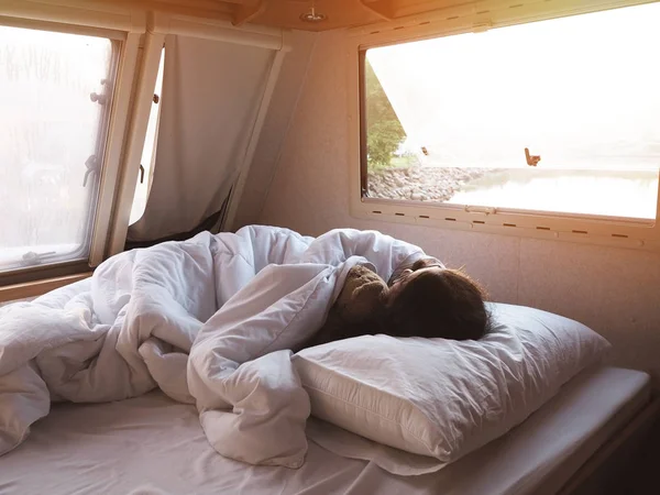 Meisje op bed in de slaapkamer te slapen — Stockfoto