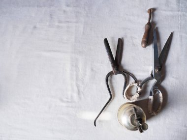 terzi araçları aksesuarları Pamuk Kumaş arka plan üzerinde