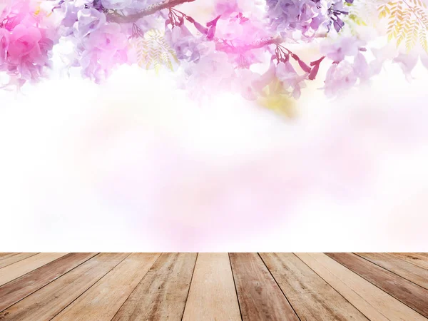 Tampo da mesa de madeira sobre fundo floral abstrato — Fotografia de Stock