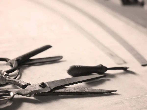 Old scissors on cotton fabric background — Stock Photo, Image