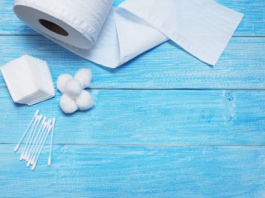 Ahşap mavi arka plan üzerinde kağıt ve pamuk tomurcukları doku.