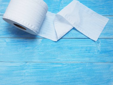 Ahşap mavi arkaplanda beyaz doku kağıdı.