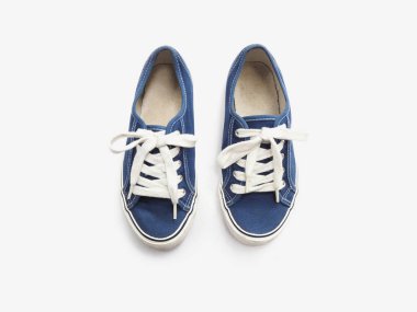 Mavi spor ayakkabı üst görünümü 