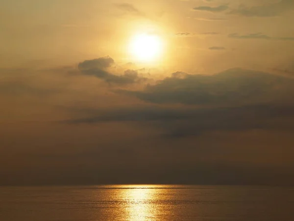 Solnedgång sommar strand bakgrund. — Stockfoto