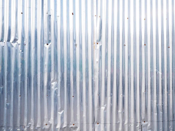 Gegolfde zink wand voor metalen textuur en achtergrond — Stockfoto