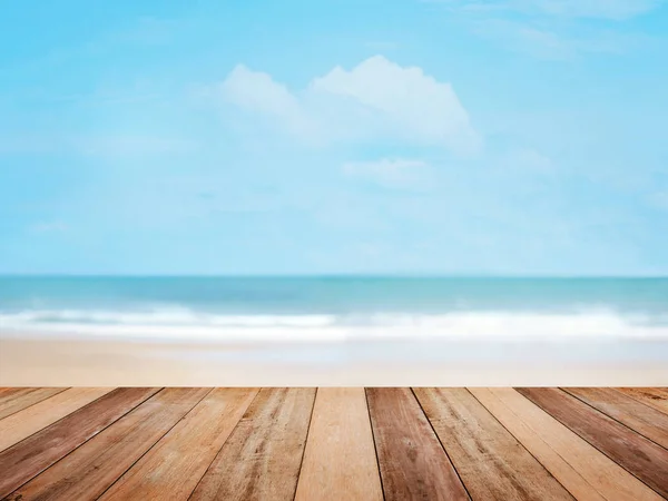 Plateau en bois sur la plage d'été et le ciel bleu — Photo