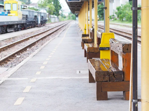 Bancos de madera en plataforma de tren en Tailandia . — Foto de Stock