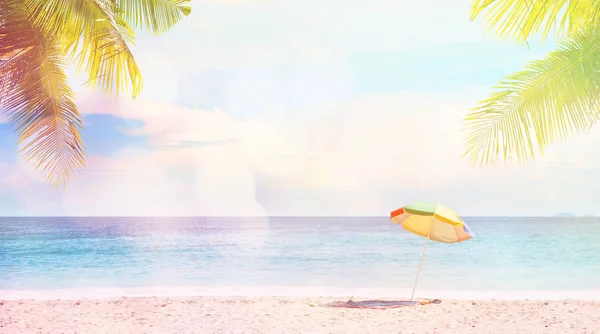 Parapluie coloré sur sable sur ciel bleu et paysage marin . — Photo