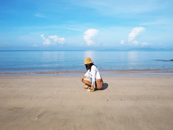 Asiatisk kvinna och sjöstjärna på sommaren strand bakgrund. — Stockfoto